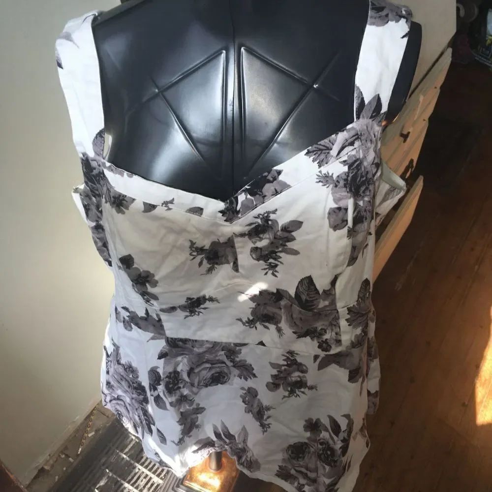 Torrid floral sleeveless sweetheart 3x blouse